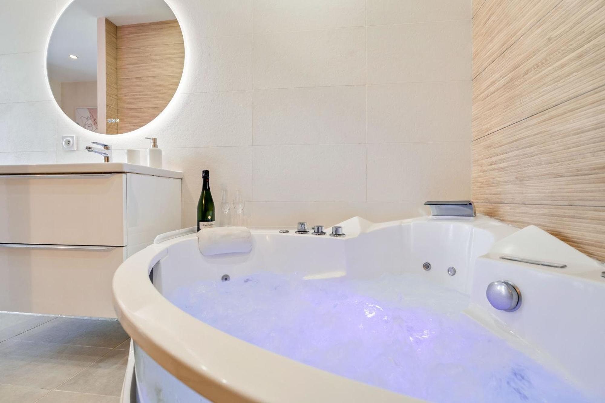 Nice Renting - Love Room Massena - Luxe Room - Jacuzzi - Terrace - King Bed - Ac Eksteriør billede