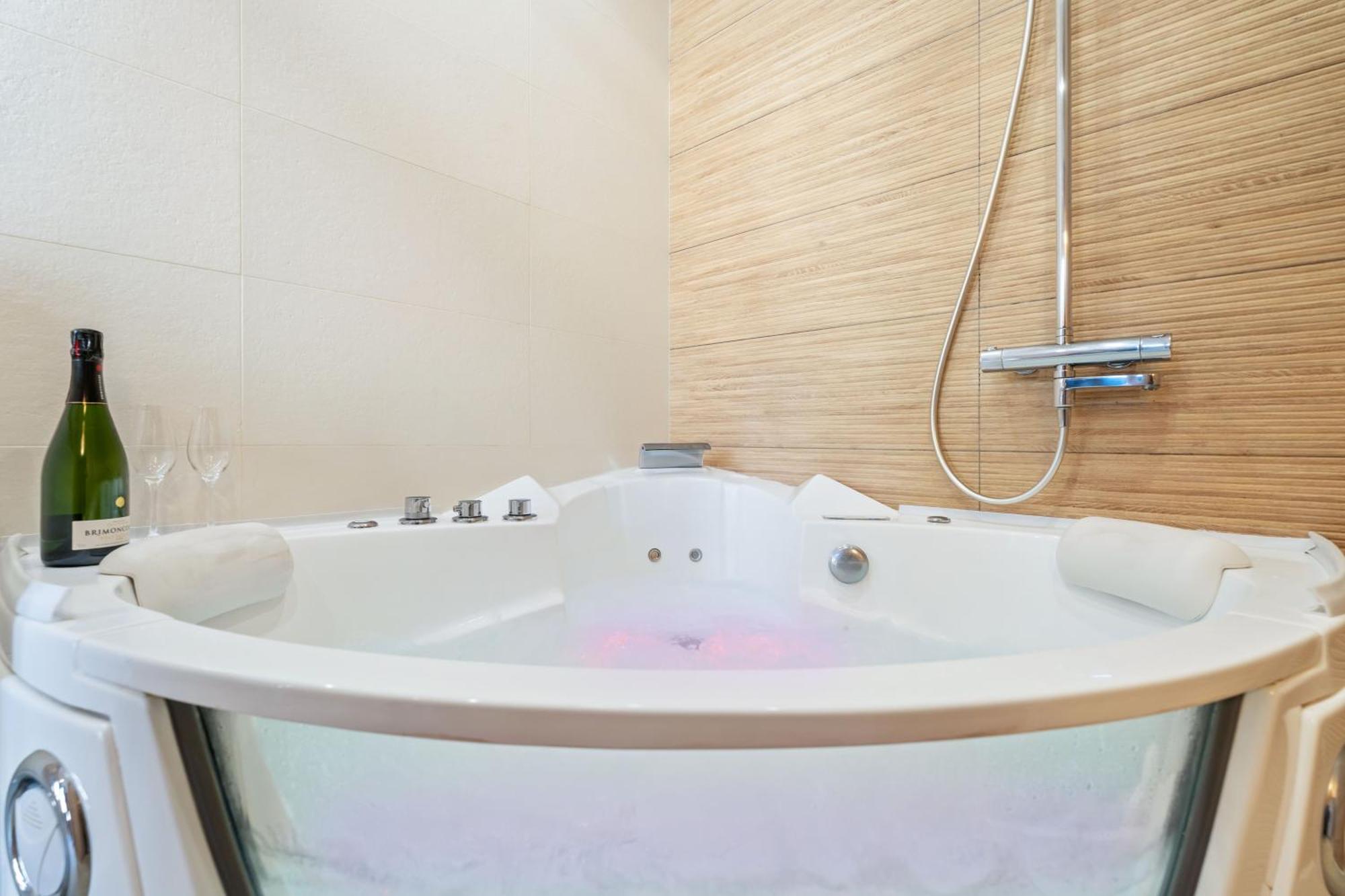 Nice Renting - Love Room Massena - Luxe Room - Jacuzzi - Terrace - King Bed - Ac Eksteriør billede